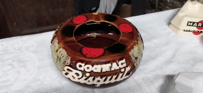 cendrier bistrot vintage Biscuit géant sur une table, décoré avec des motifs colorés.