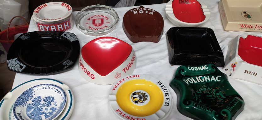 cendriers de bistrot Assortiment de plats variés, comprenant des couleurs et des styles différents.